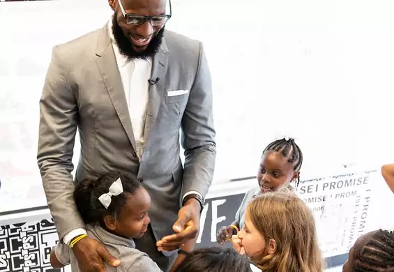 LeBron James pamięta swoje trudne dzieciństwo. Koszykarz otwiera szkołę, dzięki której dzieci nie wejdą na "złą drogę"