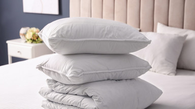 Jak wybrać idealną poduszkę do spania? Te nie kosztują wiele, a się sprawdzą