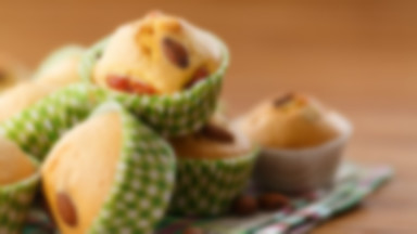 Muffiny z suszoną brzoskwinią i migdałami