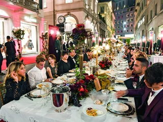 Otwarcia butików znanych marek luksusowych to często wielkie imprezy, zajmujące całe ulice w dzielnicy mody w Mediolanie