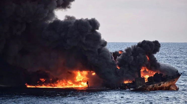 Egy héten át így égett a tanker, mielőtt elsüllyedt /Fotó: AFP