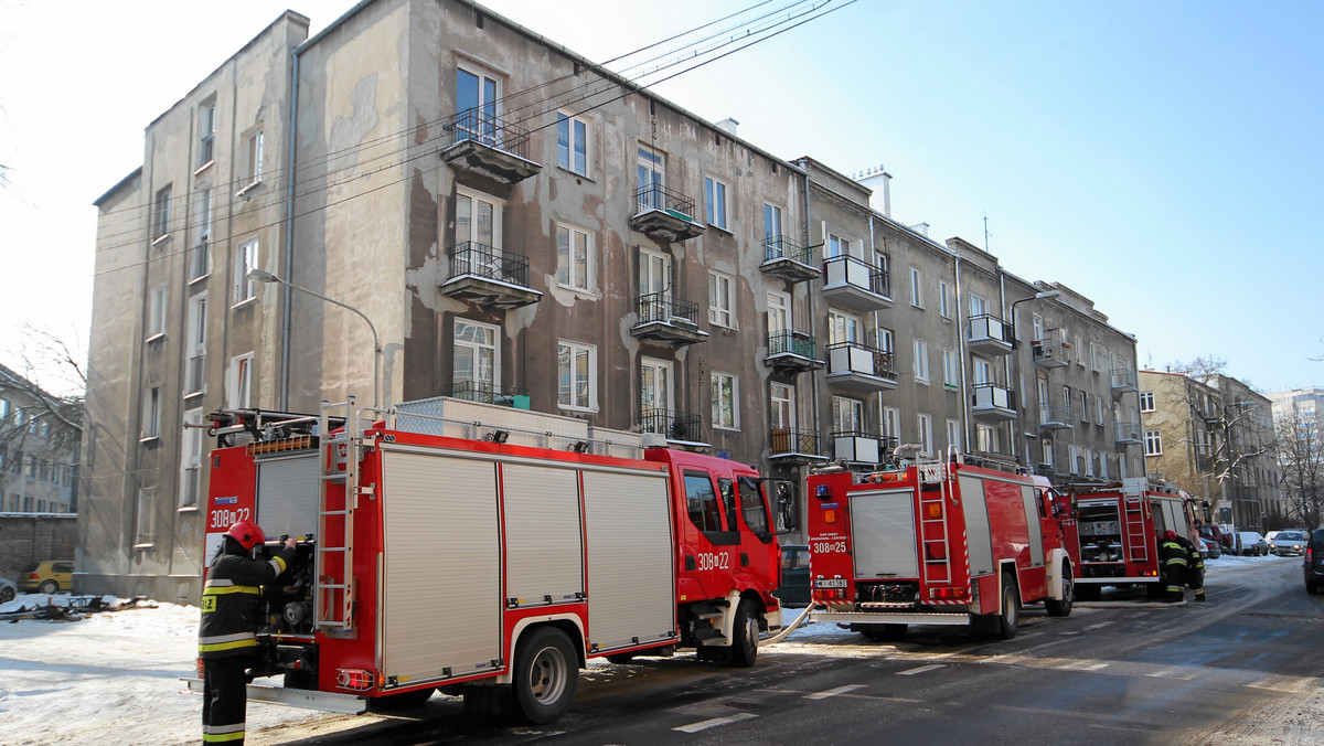 Tragiczny pożar w Warszawie. W ogniu stanęło mieszkanie w jednej z kamienic na Pradze. Dwoje lokatorów nie zdążyło uciec. Zginęli w płomieniach.