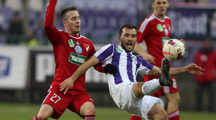 Angelov (lilában) és az Újpest nagy csatát vív a Lokival /Fotó: Isza Ferenc