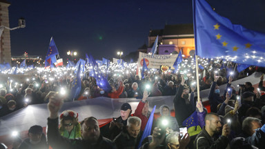 Narodowcy próbowali zagłuszać przemówienia na manifestacji proeuroejskiej. Wywołali oburzenie