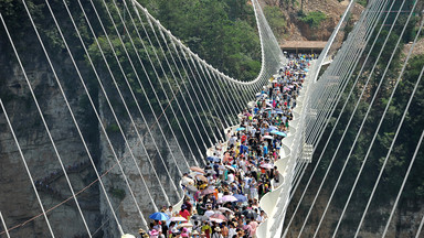 Najwyższy szklany most na świecie został zamknięty z powodu tłoku