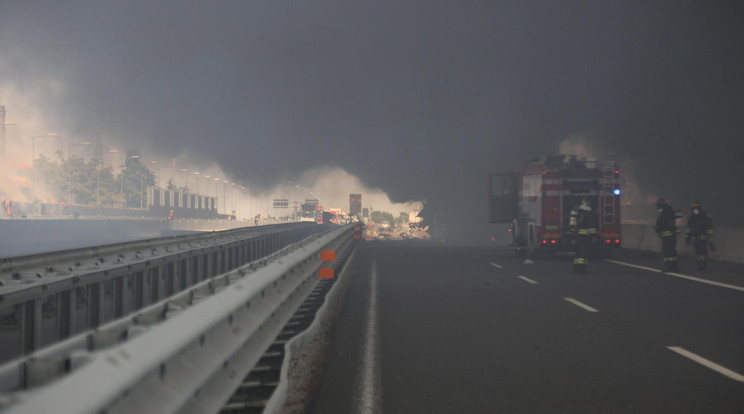 Felrobbant egy tartálykocsi Bolognában Fotó: MTI / EPA Giorgio Benvenuti