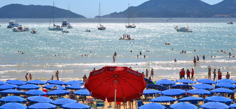 We Włoszech można dojść na brzeg morza także przez płatną plażę