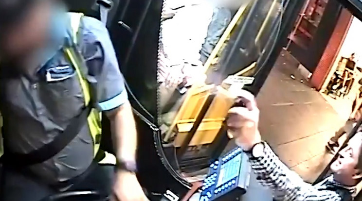 A támadó legalább hatszor fújt paprika spray-vel a buszsofőr arcába
