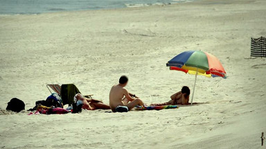 Plaże nudystów wciąż są modne. A na nich...