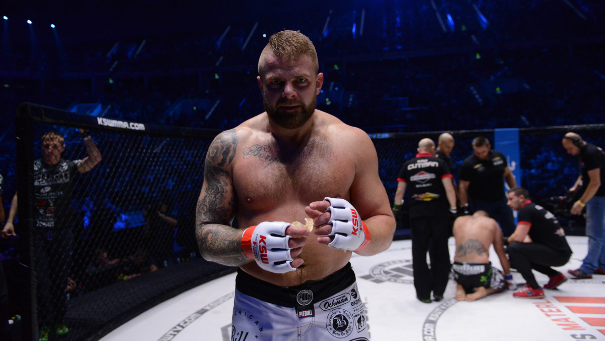 - Ta walka zapełniłaby Stadion Narodowy - mówi Karol Bedorf o swoim ewentualnym starciu z legendą MMA Fedorem Emelianenką. Mistrz KSW wagi ciężkiej wyraził zainteresowanie walką z Fedorem, a ten odpowiedział na to na swoim facebookowym profilu. Aranżacja takiej walki byłaby możliwa ze względu na współpracę KSW z japońską organizacją Rizin.