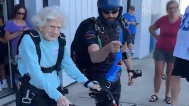 104-latka skoczyła ze spadochronem. "Wiek to tylko liczba"