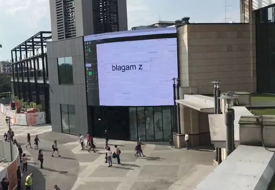 Ktoś zhakował wyświetlacz na warszawskim centrum handlowym. Mógł napisać, co tylko chce