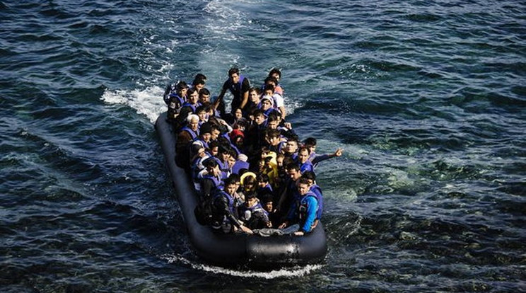 Általában ilyen csónakokra szállva indulnak útnak a menekültek, gyakran azonban nem jutnak ki élve a partra /Korábbi fotó: AFP