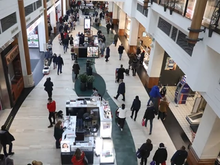 Klientów w galeriach handlowych w sobotę nie zabrakło. Ale i tak było ich sporo mniej niż rok temu