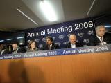 Współprzewodniczący Światowego Forum Ekonomiczego 2009 w Davos. od lewej: Kofi Annan, były sekretarz generalny ONZ; Stephen Green, prezes SBC Holdings PLC; Maria Ramos, szef południowoafrykańskiego koncernu Transnet; Anand G. Mahindra, wiceprezes indyjskiej firmy  Mahindra & Mahindra;, Rupert Murdoch, prezes i dyrektor wykonawczy News Corp. oraz Werner Wenning, prezes niemieckiego koncernu Bayer. Fot. Bloomberg