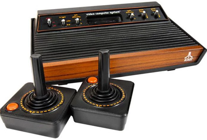 Konsola Atari VCS wraz z dwoma kontrolerami typu dżojstik