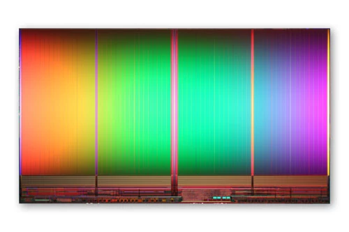 Ta piękna tęcza, to nic innego jak moduł 25-nanometrowej pamięć NAND zastosowanej w dysku Intel SSD 520. fot. Intel.
