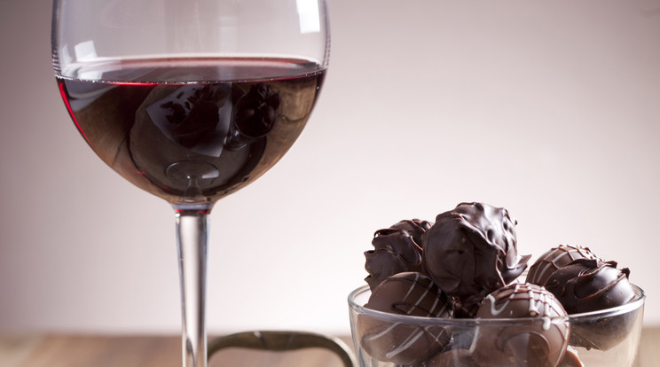 Eláruljuk, hogy az édes csemegék mellett mit érdemes tölteni a pohárba /Fotó: Shutterstock