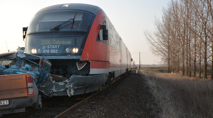 Vonat és terepjáró baleset Mikepércsen - Fotó: HBM katasztrófavédelmi műveleti szolgálat