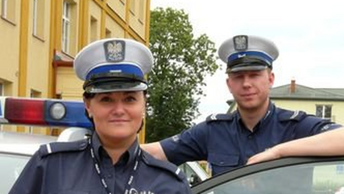 Mławscy policjanci wyprowadzili z pożaru dwie osoby. Płonęło mieszkanie w drewnianym budynku wielorodzinnym.