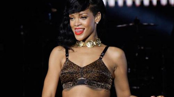 Koncert közben nyúlt magához Rihanna 