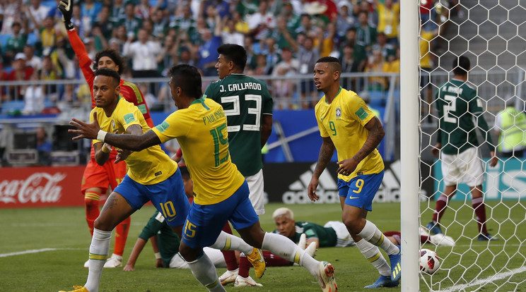 Neymar (balra) gólja után eldőlt a meccs, Mexikónak nem volt esélye /Fotó: MTI/AP - Frank Augstein