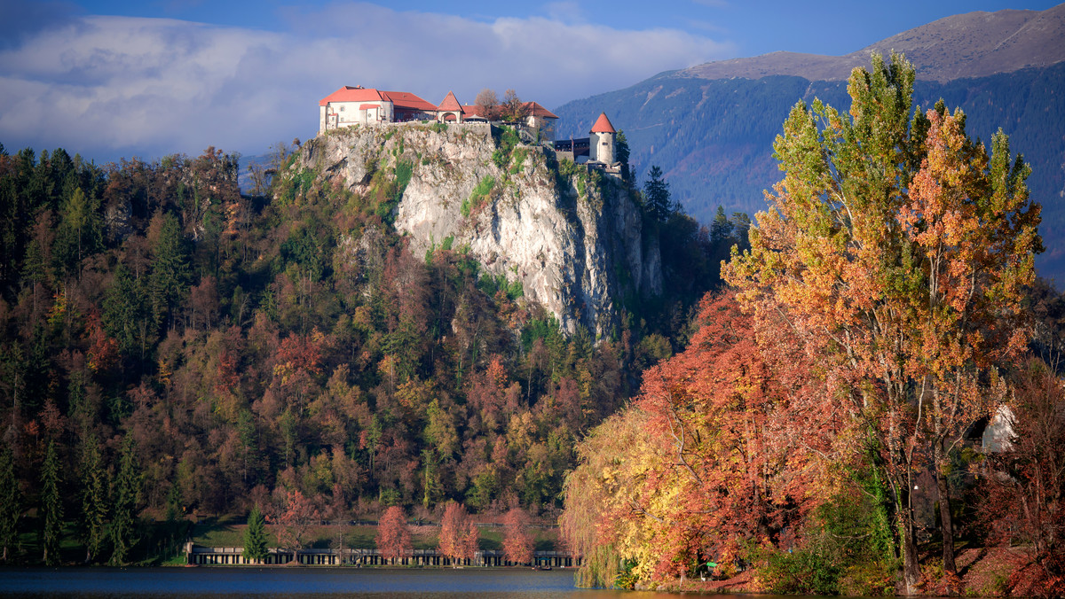 Słowenia to niewielki kraj wciśnięty pomiędzy wapienne szczyty Alp, ciepły Adriatyk i skraj wielkich nizin węgierskich. Jest prawdziwą perełką na styku kilku kręgów kulturowych. Nazywana jest czasami "Europą w miniaturze", nigdzie indziej bowiem na tak małej przestrzeni nie znajdziemy tylu przepięknych miejsc. Sprawdź, co naprawdę wiesz o Słowenii!