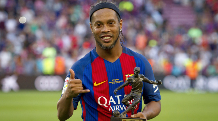 Ronaldinho végleg felhagy a profi futballal /Fotó: AFP