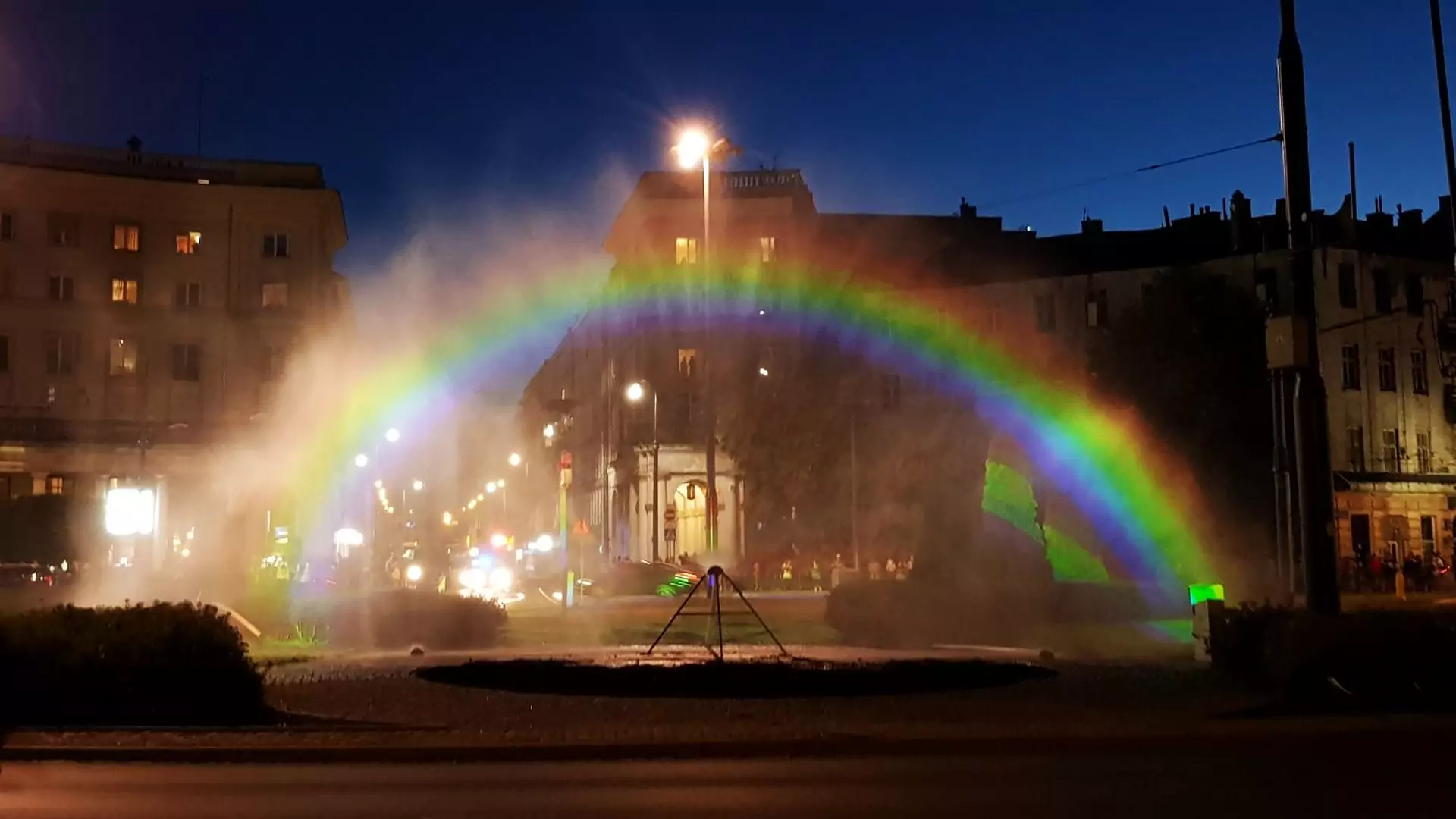 Tęcza wróciła na plac Zbawiciela! Piękna i odporna na podpalenia