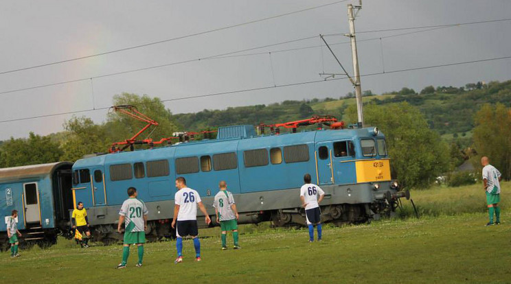 Meccs közben is jöhet 
a vonat Pakodon – ettől 
még itt lehet focizni