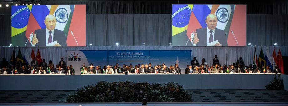 Delegaci słuchają prezydenta Rosji Władimir Putin, wygłaszającego przemówienie na spotkaniu podczas ostatniego dnia szczytu BRICS w Sandton Convention Center w dzielnicy Sandton w Johannesburgu w sierpniu 2023 r. w dzielnicy Sandton w Johannesburgu w RPA