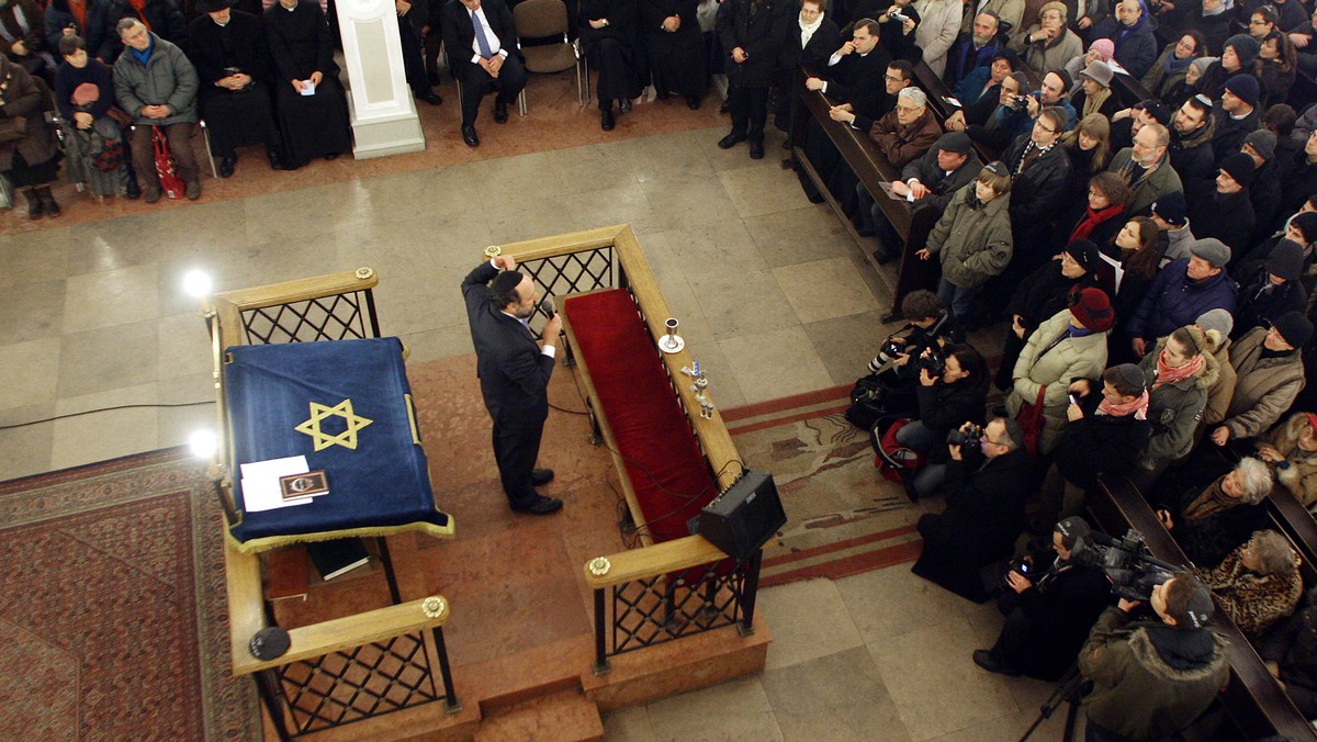 Włoscy Żydzi domagają się ukarania senatora rządzącej partii Lud Wolności Giuseppe Ciarrapico, który podczas debaty w Senacie pytał, czy szef Izby Deputowanych Gianfranco Fini i jego zwolennicy "zamówili jarmułki". Wypowiedź tę uznano za antysemicką.