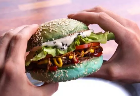 Najbardziej halloweenowy burger na świecie. Wygląda apetycznie, ale składniki to horror