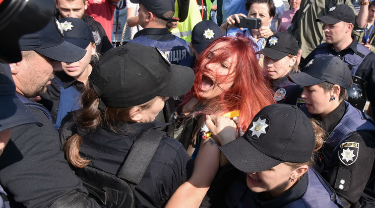 Ukrán rendőrök letartóztatták a FEMEN feminista szervezet félmeztelen tüntetőjét /Fotó: MTI