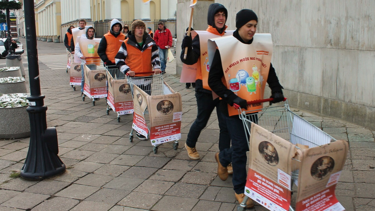 Ponad cztery tysiące wolontariuszy będzie czekało w 31 hipermarketach w Warszawie i ponad 200 sklepach w 39 innych miastach Mazowsza. W piątek, 7 grudnia, rusza Świąteczna Zbiórka Żywności. Potrwa trzy dni.