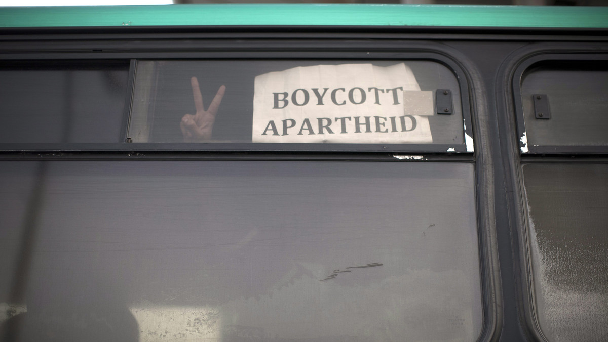 Sześciu palestyńskich aktywistów otoczonych przez dziesiątki reporterów wyprowadzono z autobusu dla izraelskich osadników. Działacze zwani "Freedom Riders" protestowali przeciw dyskryminacji palestyńskich pasażerów na Zachodnim Brzegu.