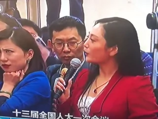 Reporterka Liang Xiangyi nie była w stanie się opanować słuchając pytania koleżanki
