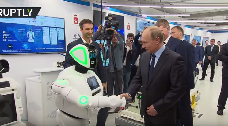 A robot udvariasan bemutatkozott Putyinnak