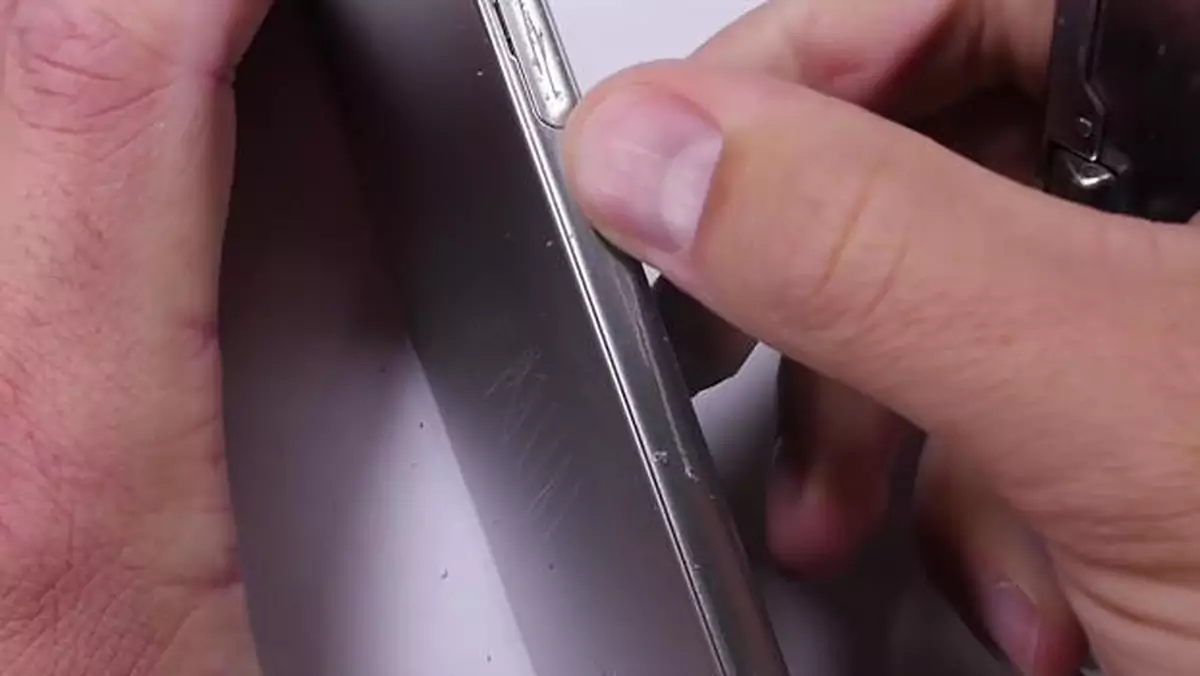 YouTuber ujawnia sporo plastiku w Sony Xperia XZ (wideo)