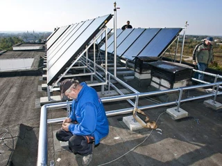 OZE_energetyka słoneczna_kolektory słoneczne na dachu