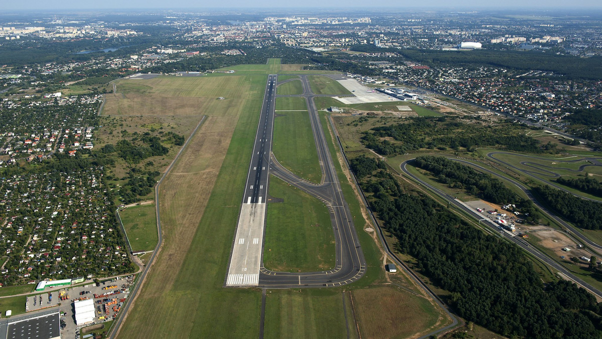 Równo za miesiąc, 21 września z powodu modernizacji drogi startowej poznańska Ławica zostanie zamknięta dla ruchu lotniczego. Podróżni będą musieli skorzystać innych portów lotniczych. Ławica chce poprawić parametry techniczne drogi startowej i dostosować ją do wymogów ICAO - Organizacji Międzynarodowego Lotnictwa Cywilnego.