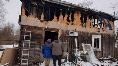 Stracili wymarzony dom w pożarze. Mieszkają w przyczepie. Potrzebują pomocy