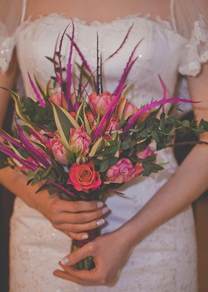 Różowo-zielony bukiet ślubny z różami i eukaliptusem
