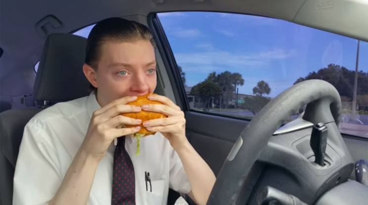 Kocsijában eszik, rengeteg pénzt keres vele a népszerű youtuber / Fotó: YouTube