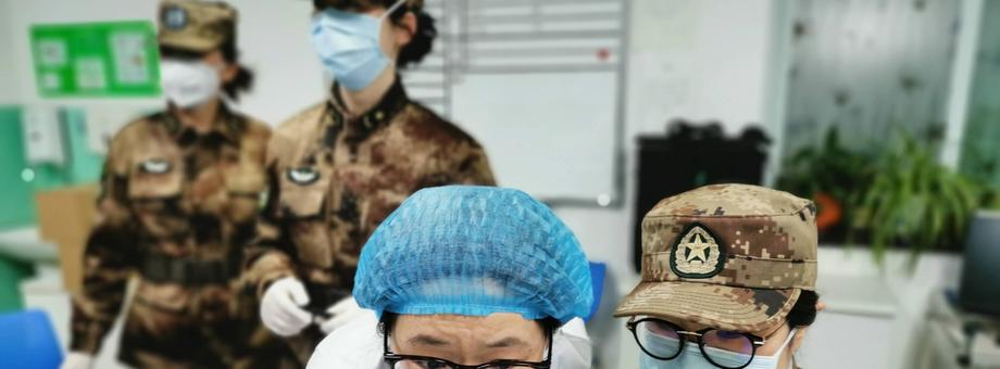 W walce z epidemią koronawirusa cywilnych pracowników medycznych wspomaga wojsko, Wuhan, Chiny, 26.01.2020