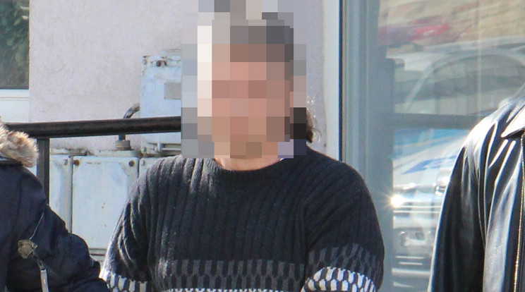 Letartóztatása után
rabláncon vitték a rendőrségre a gyilkossággal
gyanúsított férjet /Fotó: Police.hu