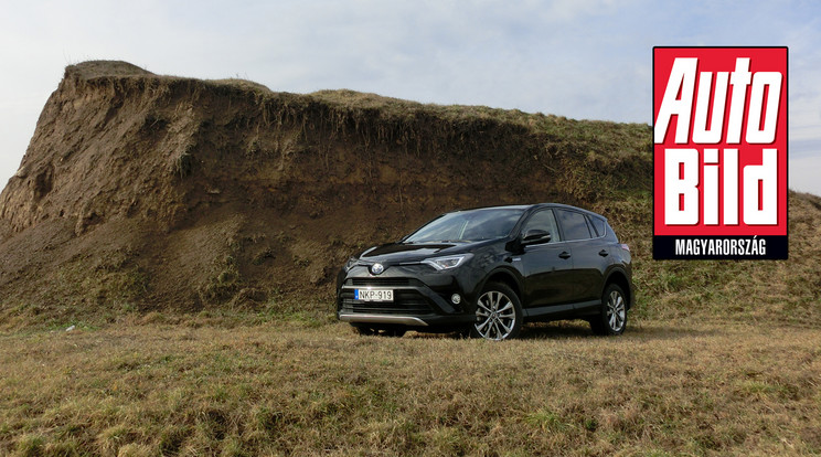 A hibrid szabad hasmagassága 177 milliméter, így egy kis földutas kiruccanástól sem riad vissza a RAV4-es