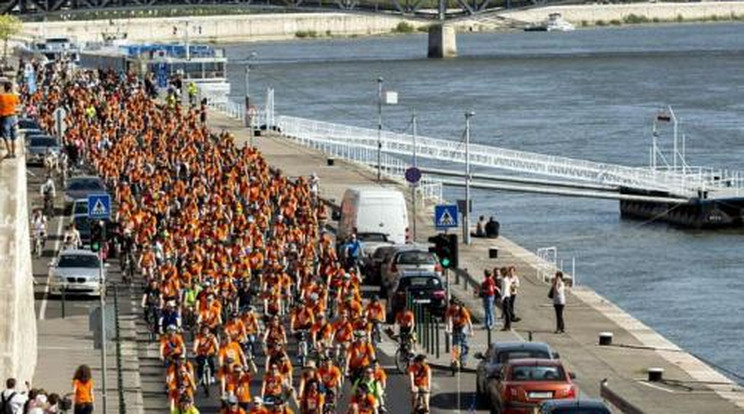 Több tízezer bringás lepte el Budapestet - fotók!