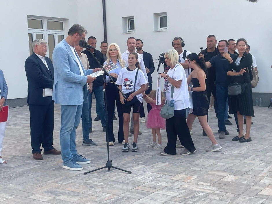 Deca postavila pitanje Vučiću za bolesnog oca
