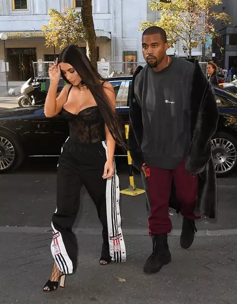 Kim Kardashian West w spodniach adidas Adibreak